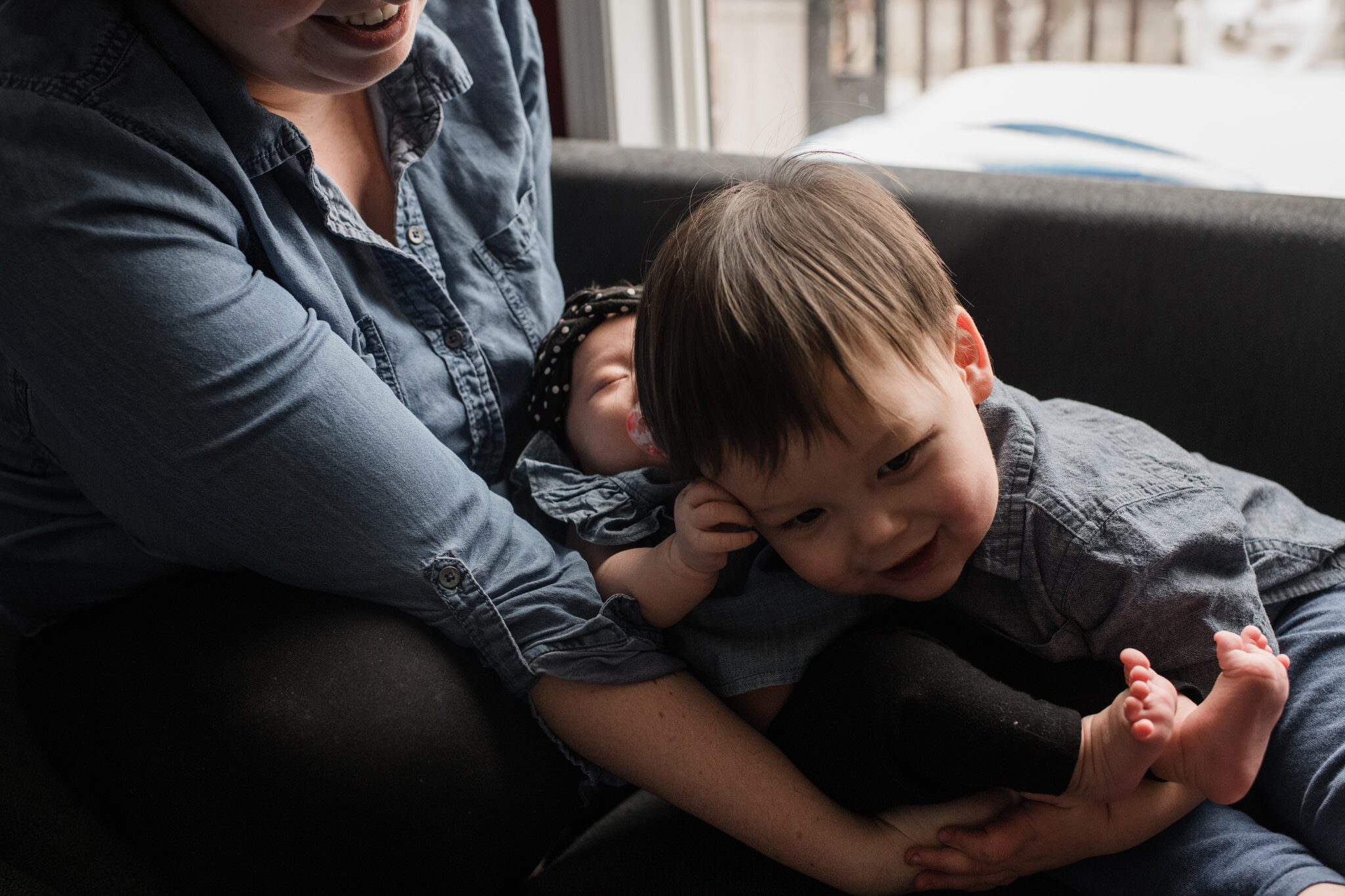 956-toddler-having-fun-at-family-photo-session-at-home-documentary-photoshoot-toronto.jpg