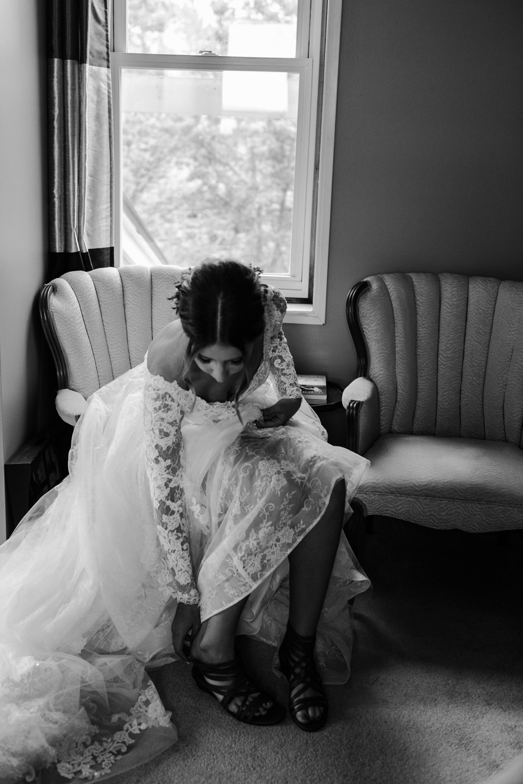 201-bride-toronto-photographer-ottawa-reading-letter-from-groom.jpg