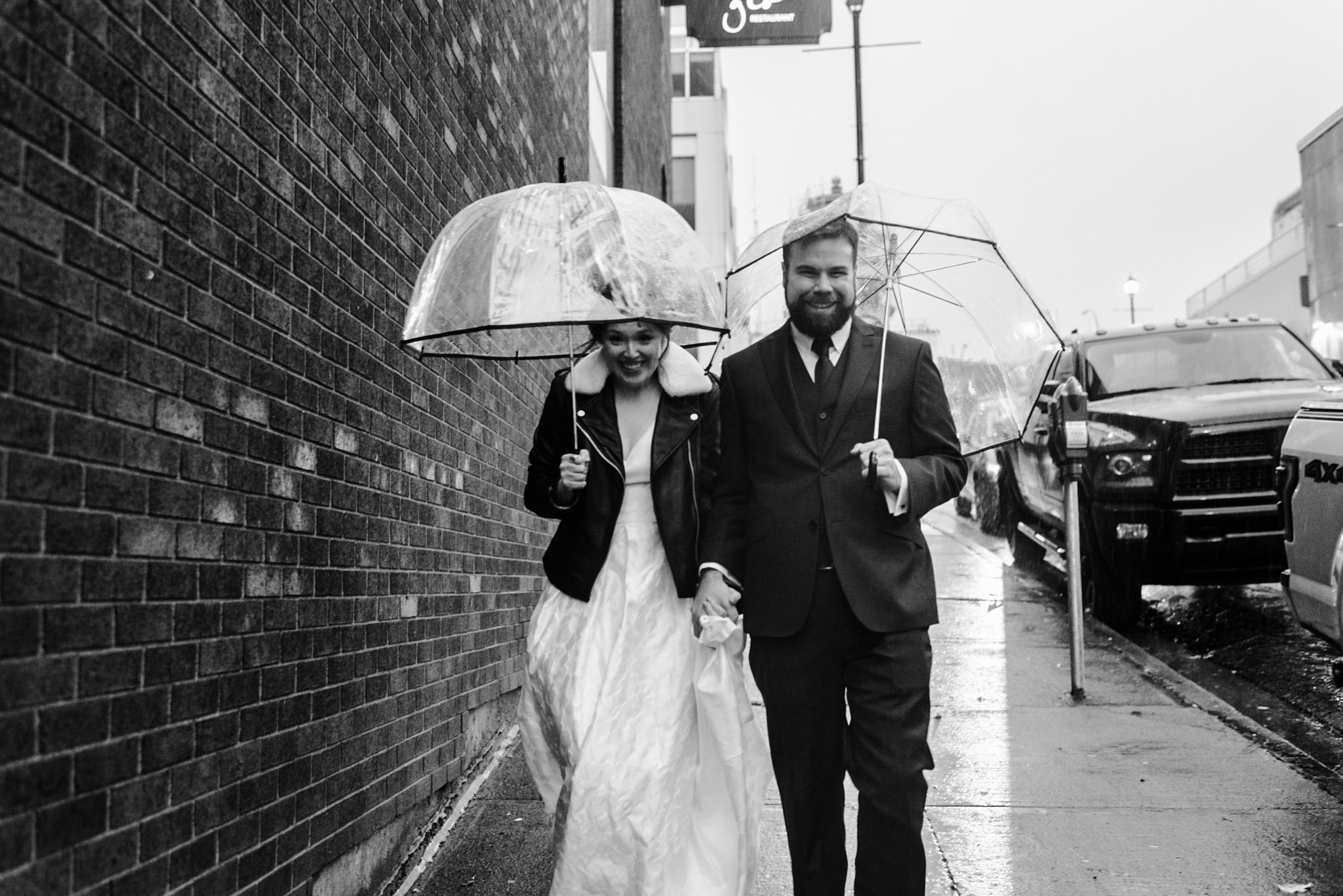 125-rainy-day-wedding-toronto-wedding-photographer-clear-umbrellas.jpg