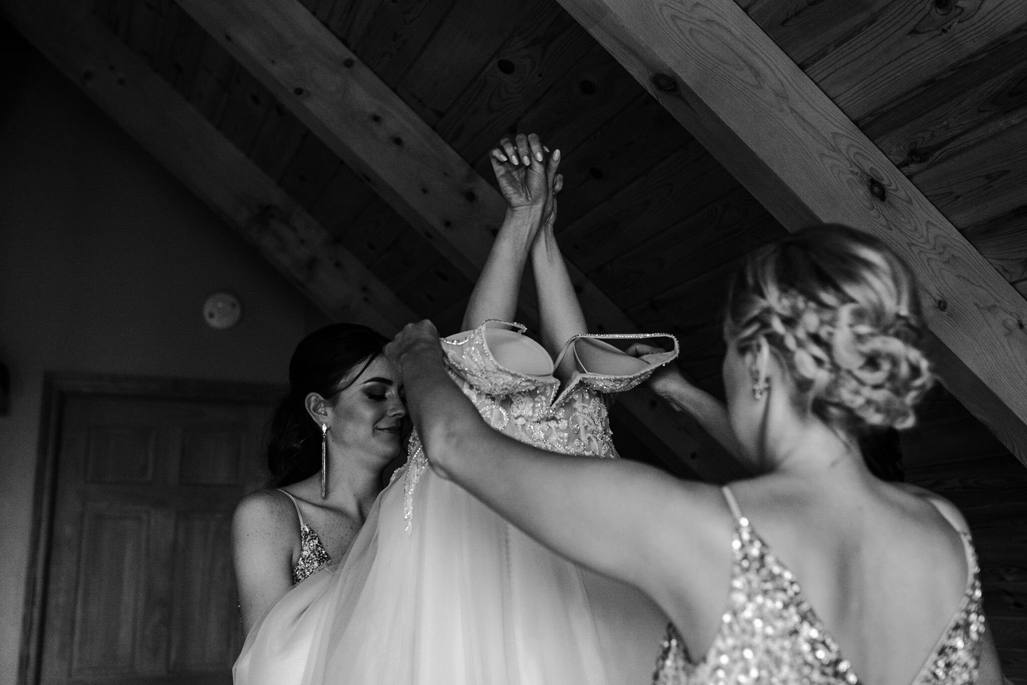 328-bride-bridesmaids-wedding-getting-ready-winter-photographer-ontario-cabin.jpg