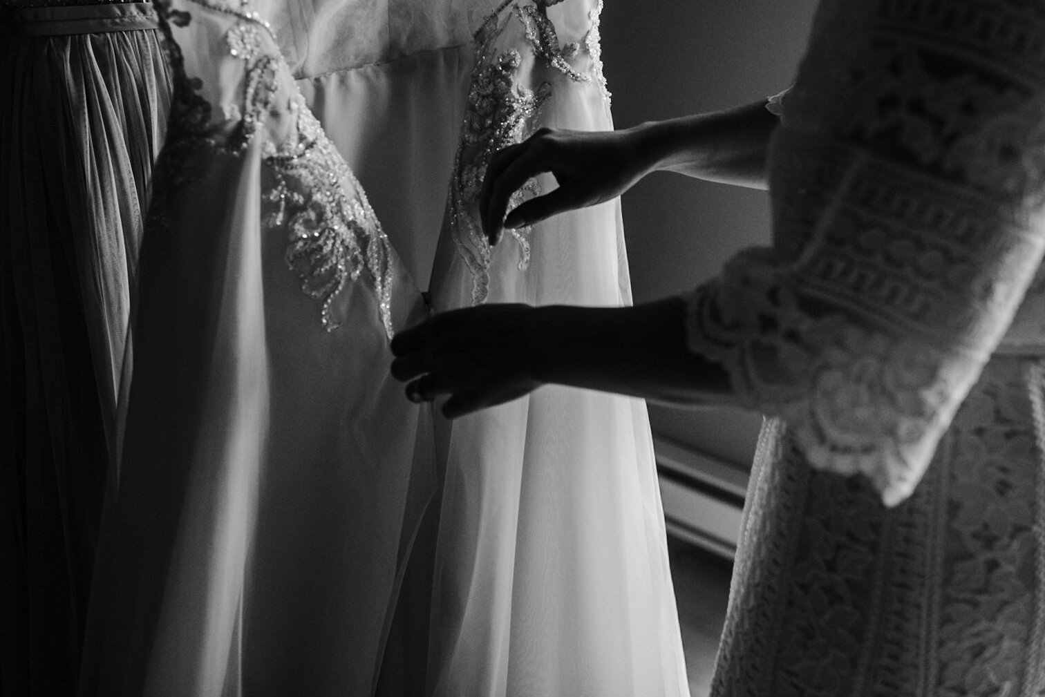 330-bride-bridesmaids-wedding-getting-ready-winter-photographer-ontario-cabin.jpg