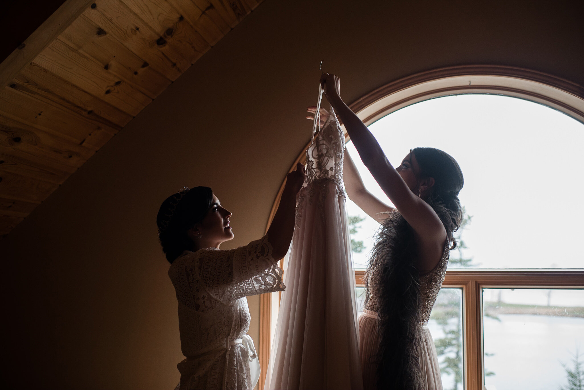 331-bride-bridesmaids-wedding-getting-ready-winter-photographer-ontario-cabin.jpg