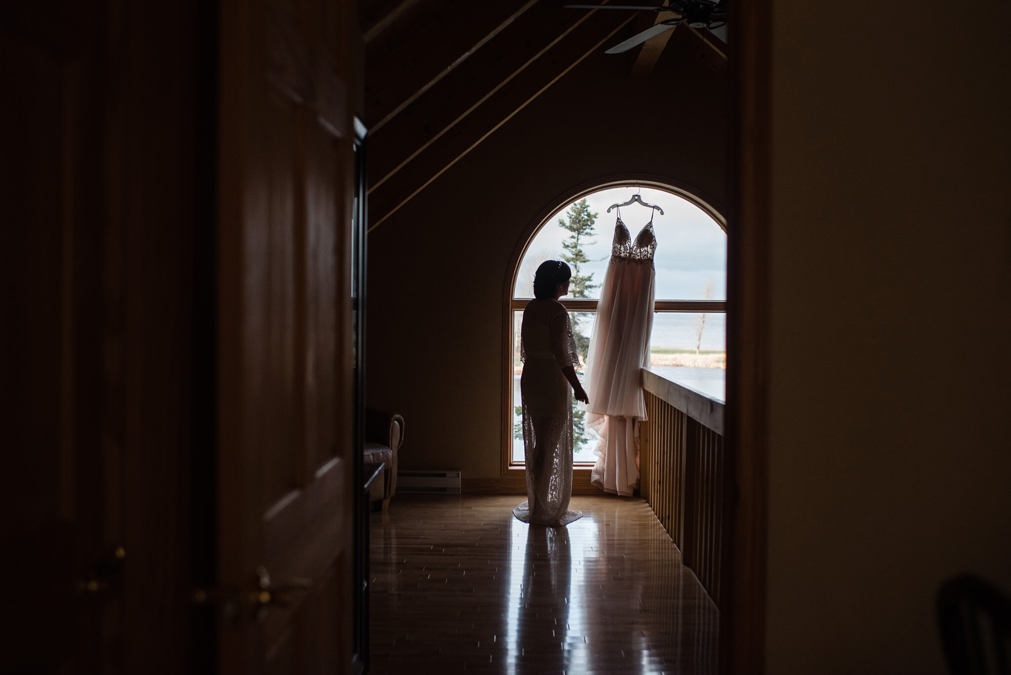 333-bride-winter-cabin-cottage-wedding-portraits-quiet-moment-photographer.jpg
