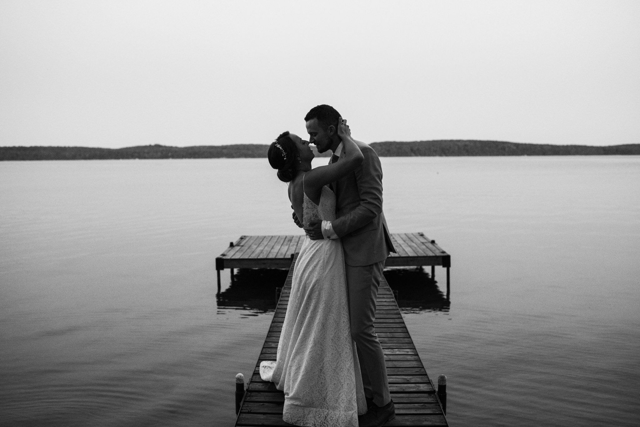 552-lake-cottage-wedding-bride-groom-couple-romantic-outdoors-ontario-toronto-photographer.jpg