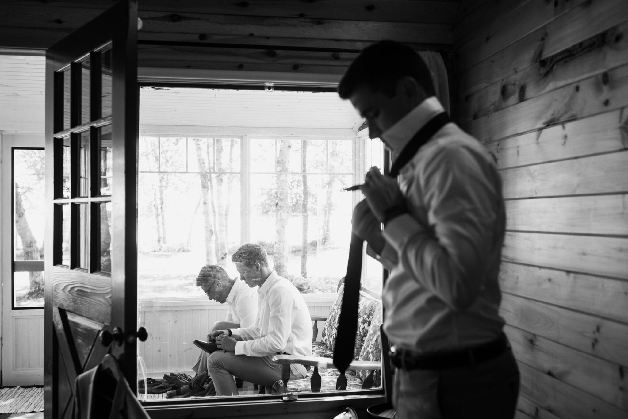 663-groom-groomsmen-getting-ready-ontario-cottage-outdoors-wedding.jpg